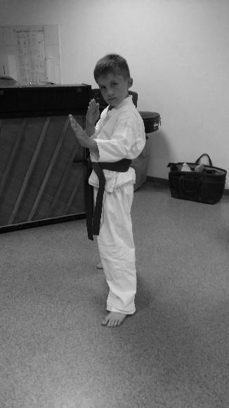 Karate Sitzt mein Gürtel??? Nee, der Mehrzweckraum bietet wirklich nicht mehr die idealen Bedingungen für unsere Karateprüfung.