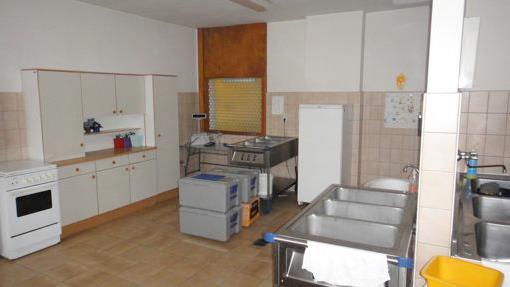 45 m²) aufbereitet wird, ist die Küche im Verhältnis zum Speiseraum (ca. 59 m²) viel zu groß angelegt. Sie soll nur noch als Ausgabeküche genutzt werden und kann demnach verkleinert werden.