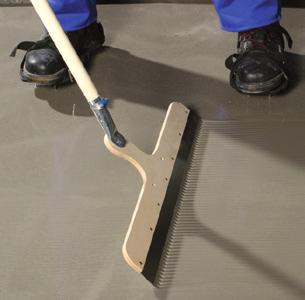 Schritt 2 Grundieren: Verwendung von maxit floor 4716 Haftgrundierung. Im Verhältnis 1:3 verdünnt mit einem Besen auftragen und dabei Pfützenbildung vermeiden.