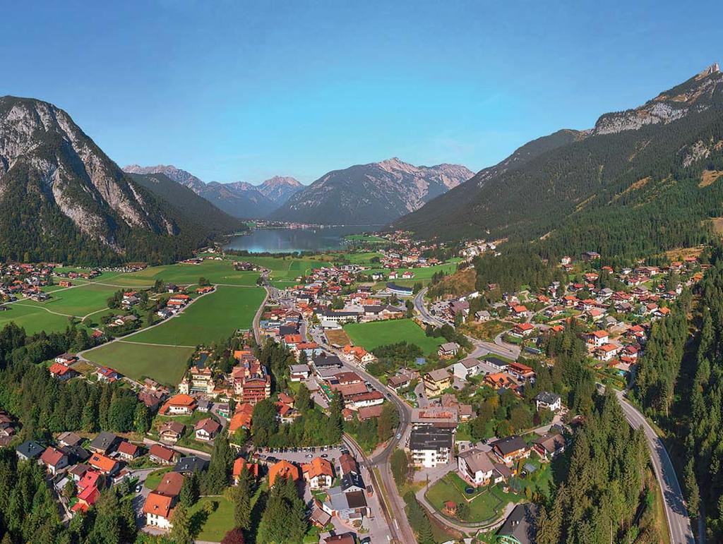 FERIEN INMITTEN DES KARWENDELS Ferien am Achensee/ Pertisau Zwischen Karwendel und Rofangebirge liegt der Achensee, ein Kleinod im schönen Land Tirol.
