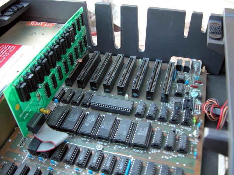 'Medium Scale Integration' Ab ~1970: Komplexere ICs, z.b. einfache Mikroprozessoren (6502, 8080) Beispiel: Apple Computer (1977, 8Bit, 1 MHz).