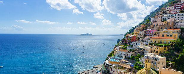 Amalfiküste-Aktivurlaub auf dem Weg der Götter 4 moderate bis mittelschwere Wanderungen mit traumhaften Ausblicken Positano mit Blick aufs Meer(c)lukaszimilena-fotolia Wenn bei Capri die rote Sonne