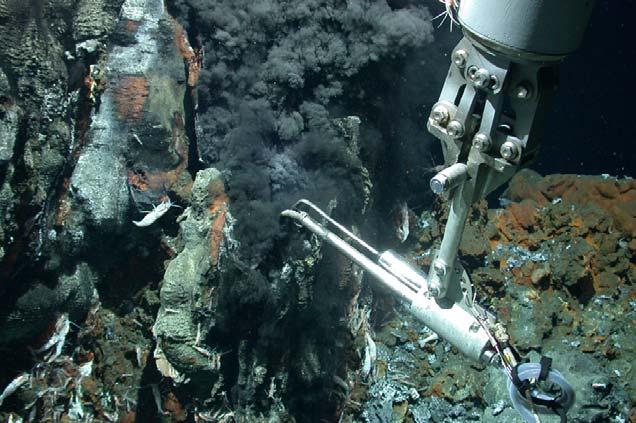 Die Nächte sind außerdem gefüllt mit intensiven hydrographischen Untersuchungen des Gebietes, um das Verhalten der hydrothermalen Plumes in der Wassersäule eingehend zu untersuchen und dadurch eine
