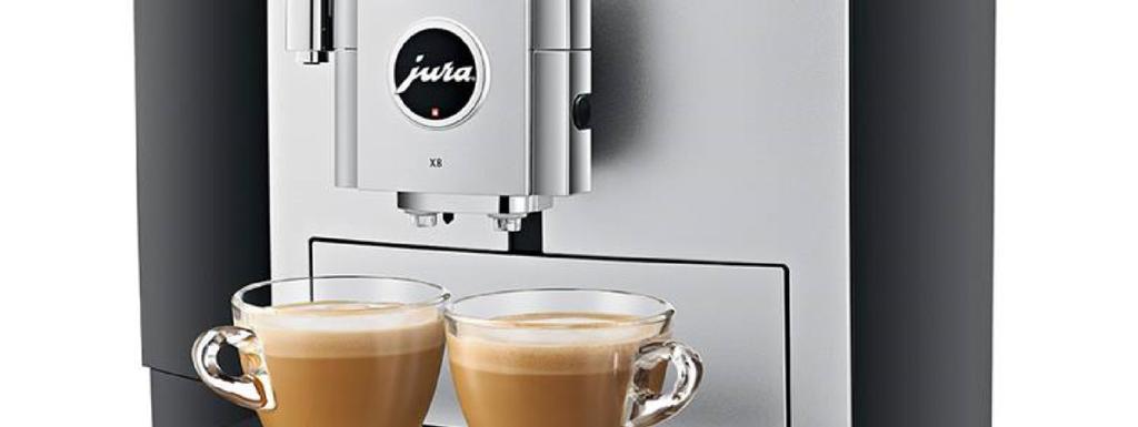 Über ihren soliden, höhenverstellbaren Kombiauslauf gelangen auf Knopfdruck wahlweise eine oder gleichzeitig zwei Kaffeespezialitäten in die Tassen