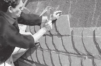 Direktnagelungen auf nagelbare Bauplatten oder nagelbares Mauerwerk sind möglich, weil der Schiefer durch seine natürliche Oberflächenstruktur die eventuell durch den Wandquerschnitt diffundierende