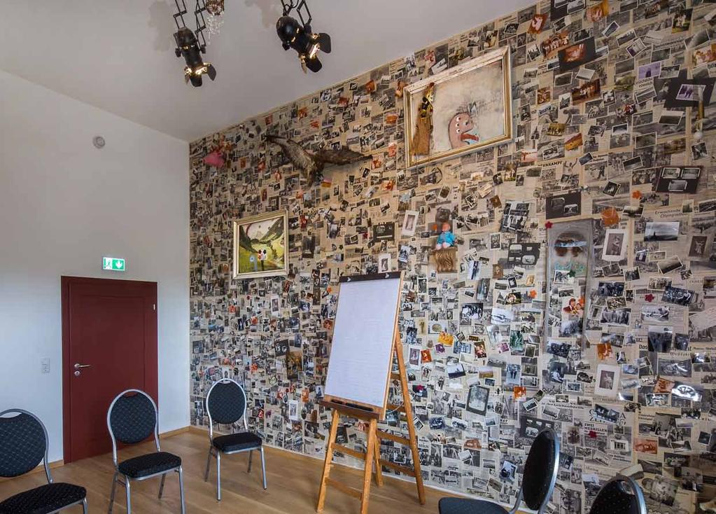 KÜNSTLERKABINETT Das Künstlerkabinett: ein künstlerisch-kreativer Raum mit ausgefallener Dekoration. Eine ganze Wand mit Fotos dekoriert.