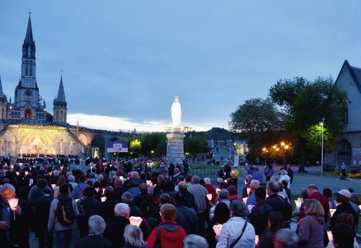 14 Pilgerreisen Wundervolle Stimmung bei der abendlichen Lichterprozession in Lourdes Lourdes Licht für die Menschen Nur mit uns fliegen Sie im Jubiläumsjahr direkt nach Lourdes!