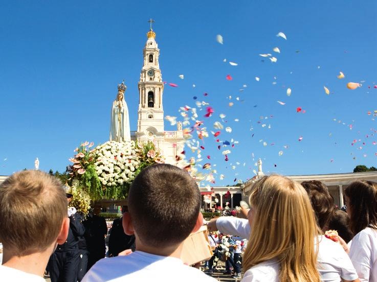 20 Pilgerreisen Mit Blütenblättern grüßen Pilger die Marienstatue von Fátima. Santiago de Compostela, Fátima und Lissabon In internationalen Wallfahrtsorten erahnen wir etwas von der Ewigkeit.