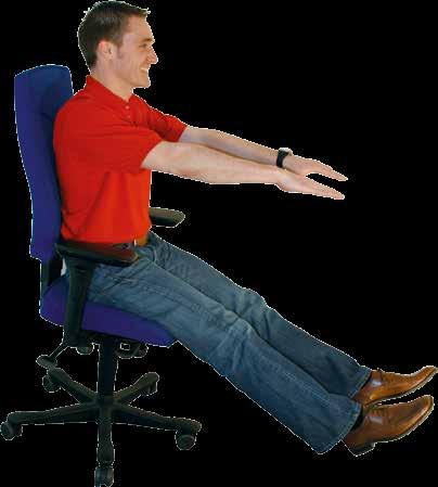 Setzen Sie sich auf einen Stuhl und strecken Sie die Arme in Schulterhöhe waagerecht nach vorne.