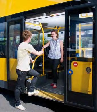 Zügig rein In Bussen und Bahnen kann man sich während der Fahrt gut mit Freunden unterhalten.
