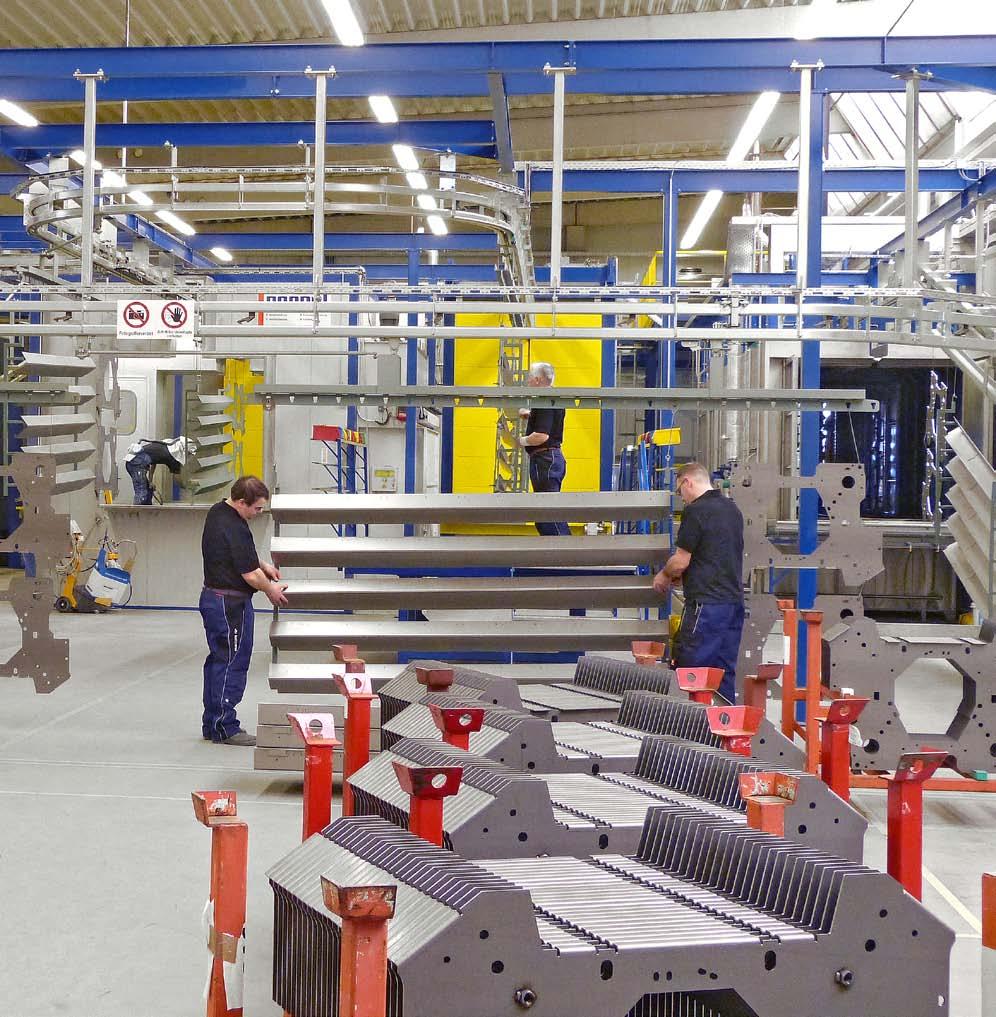 Moderne Pulverbeschichtungsanlage mit großräumigen Prozesskammern und hohem Automatisierungsgrad für Beschichtungen in höchster Qualität.