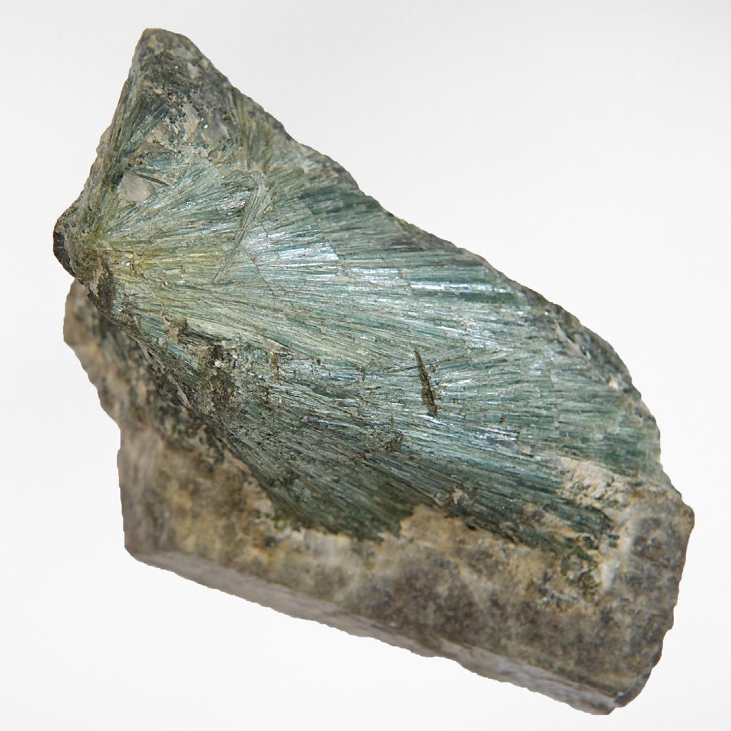 Anthrophyllit Aktinolith [ Ca2(Mg,Fe)5[Si8O22 (OH)2 Kristallform monoklin 5-6 vollkommen (110) grün faserig, strahlig Grünschiefer, niedriggradige Metabasite Hornblende