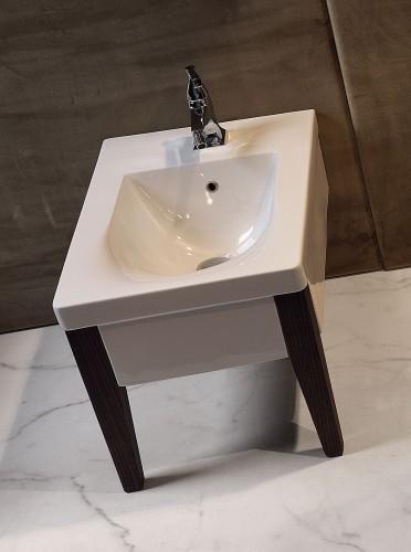 1.110 BA55399 Bidet auf eleganten Holzbeinen Kollektion Tiley by Marc Sadler Die Kombination aus blütenweißer Keramik und edlem Holz ist bei der Serie Tiley by Marc Sadler perfekt gelungen.