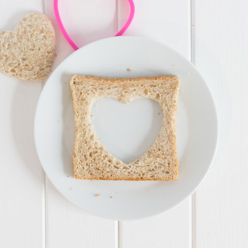 Von den Toastscheiben ein Herz ausstechen, dabei darauf achten, dass etwa 1 cm Rand rundum stehen bleibt. 2.