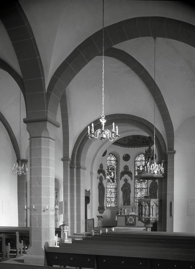 Lutherkirche vor dem Stadtjubiläum 1995 Altarraum und Kirchenschiff bis 1994 Nach dem II. Weltkrieg war die Beseitigung der Kriegsschäden an der Lutherkirche vorrangige Aufgabe.
