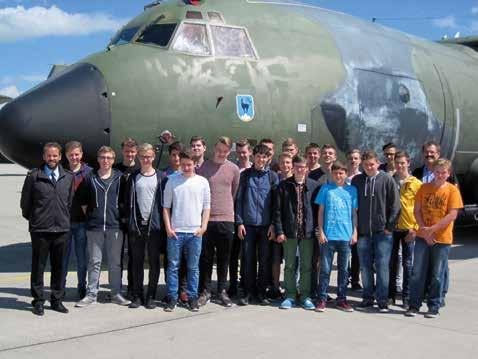 Projekte und Exkursionen Besuch im Fliegerhorst Penzing Am 7. Mai konnten wir, interessierte Schüler der 9.