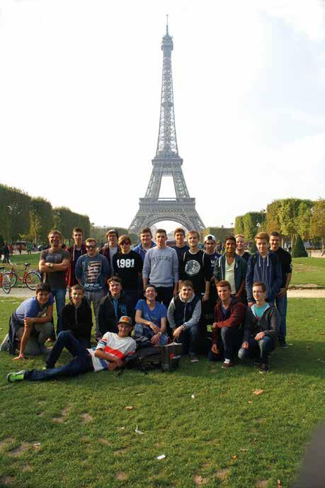 Klassenfahrten Tuileriengarten, die Champs-Elysées mit dem Triumphbogen oder Montmartre und die Sacré-Cœur. Am Mittwoch endete unser Abend mit einer romantischen Seine-Rundfahrt.