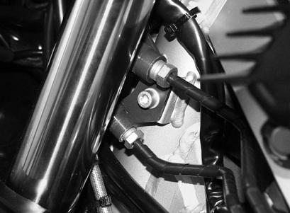 .. 21 Nm 4 E340180 Bremsleitungen/-schläuche vorne aus-/einbauen (mit ABS) Bremsleitungen aus-/einbauen Motorrad auf Hauptständer. Sitzbank ausbauen. Cover links ausbauen. Bremssystem entleeren.