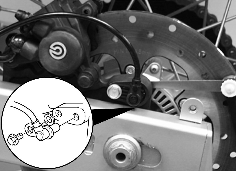 e Achtung: Drehzahl-/ABS-Sensor Abstand pürfen, wenn ABS- Senor, Sensorrad, Bremssattelhalter, Distanzhülse, Hinterrad, Radlager ersetzt wurde! Hinterrad entlasten.
