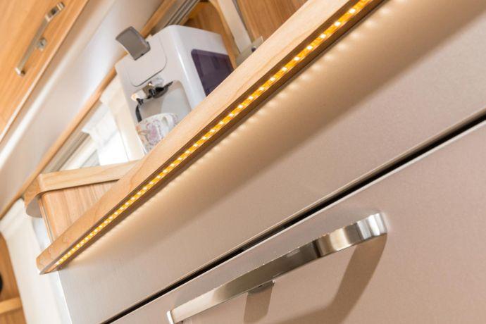Die LED-Beleuchtung sorgt für eine besondere Atmosphäre im Küchenbereich.