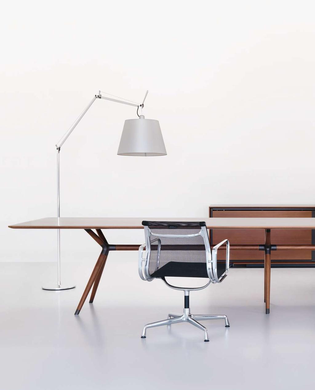 X2 Office-Kombination: Office-Tisch mit Mittelfuss, Tischplatte und Holmen in Platane massiv, Metallteile in Rost metallic lackiert.