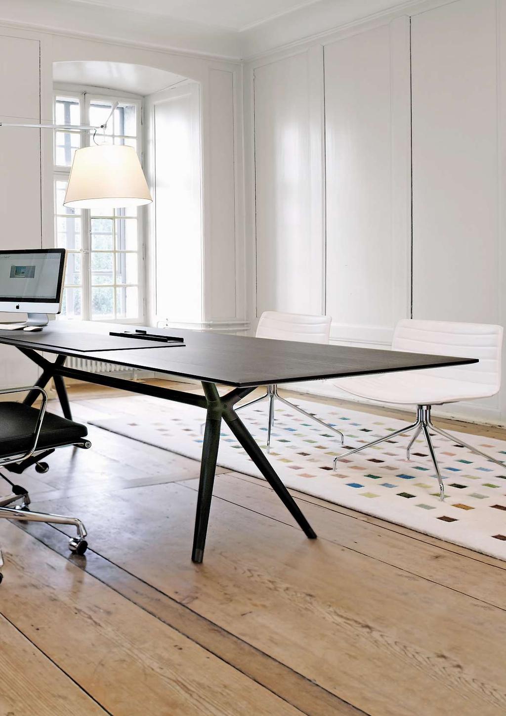21 X2 Office-Kombination: Tischplatte und Holmen in Kernesche nachtschwarz, gebürstet und gebeizt, Metallteile in Rost metallic lackiert.