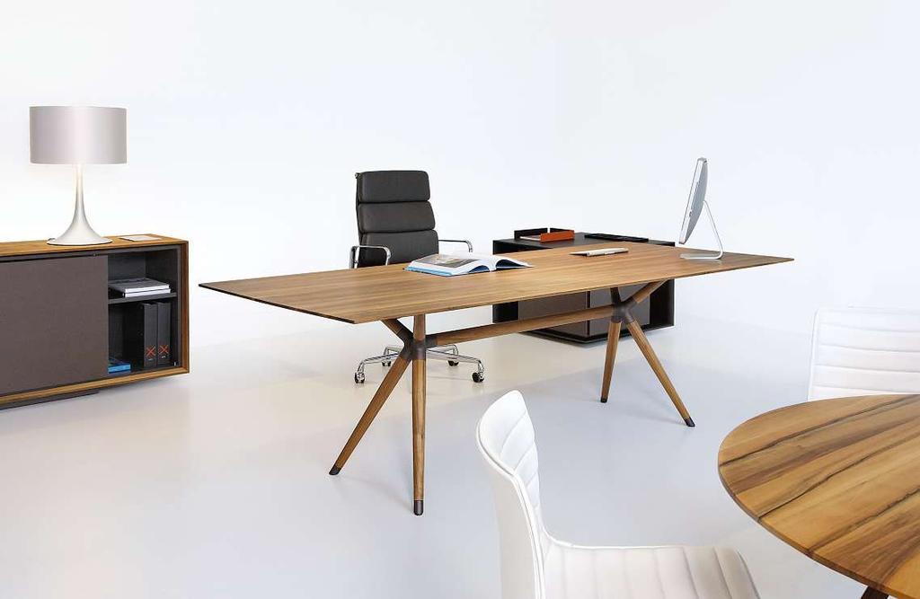 Bild oben: X2 Office-Kombination mit Arbeitstisch, Korpus, Slideboard und separatem, rundem Besprechungstisch in europäischem Nussbaum massiv.