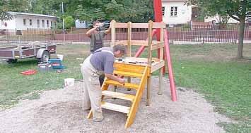 Nr. 10/2013-19 - Bote des Geiseltales Komplettierung der Kinderseilbahn in Krumpa Unser Kinderspielplatz in Krumpa, einer der beliebtesten Treffpunkte für Kinder, wurde bereits im