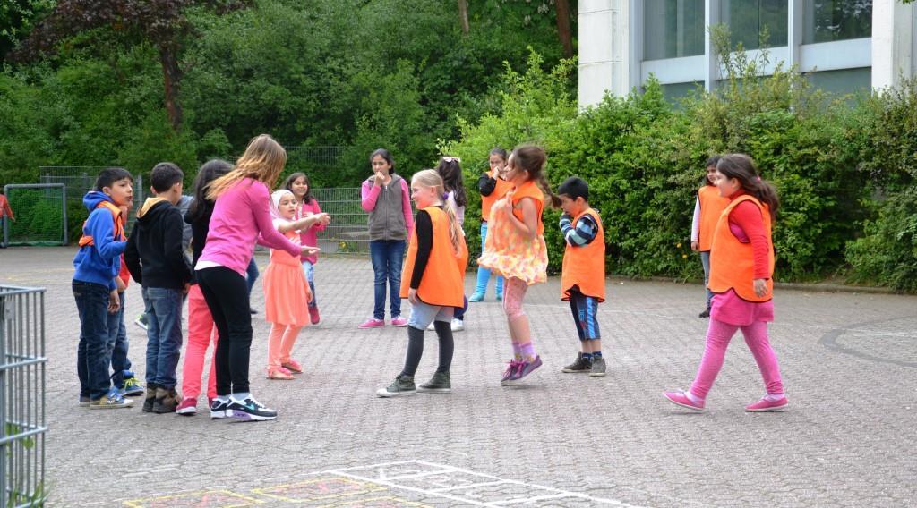 Interview mit den Kindern der OGS Medinghoven Alle: Jaaa! Am liebsten mögen wir Völkerball. Kind 1: Ja, ich bin in der Kunst-AG.