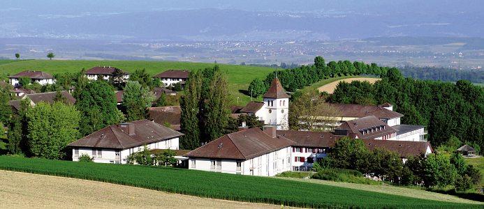 50 Wohn- und Pflegeheim Frienisberg Unser Dorf unser DaHeim Das Wohn- und Pflegeheim Frienisberg liegt zwischen Meikirch und Aarberg, eingebettet in die sanften Hügel des Berner Seelandes.
