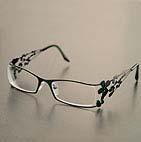 Die Brille kann dann genau auf eine gewünschte Nahdistanz gewählt werden, je nachdem, wo man scharf sehen will, z.b. in 30 cm, 40 cm oder mehr.