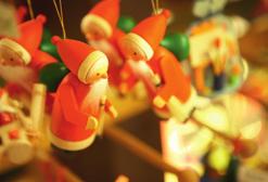 Fantasievoll dekorierte Stände, eine Weihnachtgans-Auslosung und viele Aktionen für Kinder wie Kerzenziehen oder der Besuch vom Weihnachtsmann machen diesen Weihnachtsmarkt zum Erlebnis.