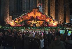 6 Hannover Vor der Marktkirche Lachs aus dem Feuer Weihnachten in der Altstadt Zwischen rund 170 weihnachtlichen Ständen und dem historischen Fachwerk der Altstadt liegt eine zauberhafte Stimmung in