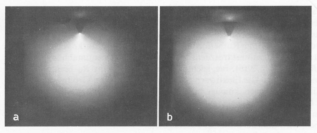 Abb. 4.5: Leuchtende Diffusionswolke beim Eintritt eines 1 kev - Elektronenstrahls in a) N 2 und b) Ar unter Atmosphärendruck.
