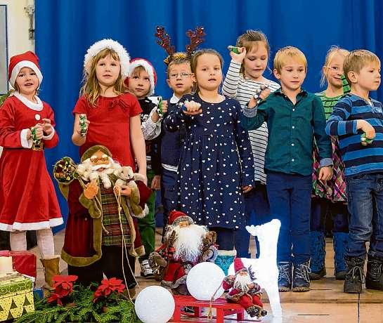Es folgten die größeren Musikschüler mit verschiedenen mal besinnlichen, mal heiteren Weihnachtsmelodien.