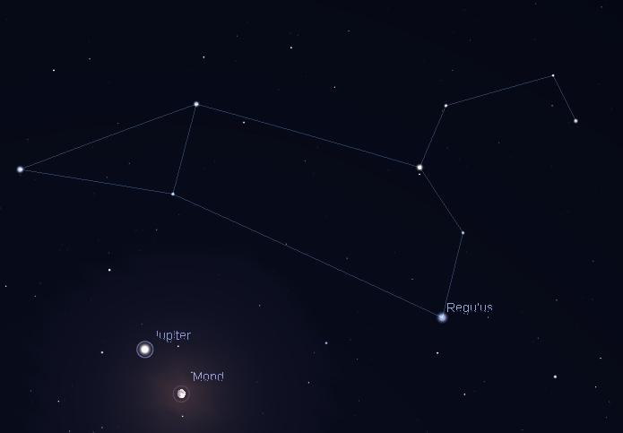 März gegen 01:20 Uhr befinden sich die Jupitermonde Io (links) [1] und Europa (rechts)[1] vor der Jupitermondscheibe.