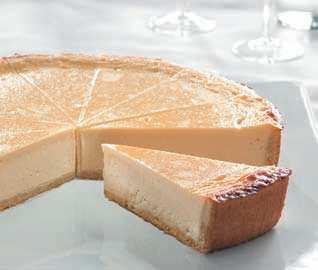 Cheesecake Himbeere Dieser Cheesecake kann sich sehen lassen: Auf einem knusprigen Teig aus Butterstreuseln liegt die köstliche Frischkäsefüllung.