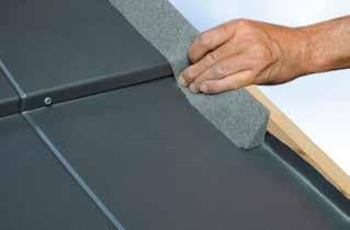 25 mm höher als Oberkante Dachlattung stehen. Zuerst Dichtstreifen auf die Dachplatten legen und gut andrücken.