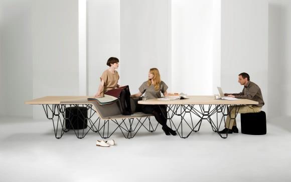 Der SideSeat bietet die Lösung: Eine in sich geschlossene Einheit, bestehend aus einem Schreibtisch, Schrank und Stuhl, die sich mit Ihnen bewegt und nur einen m2 Platz in Anspruch nimmt.