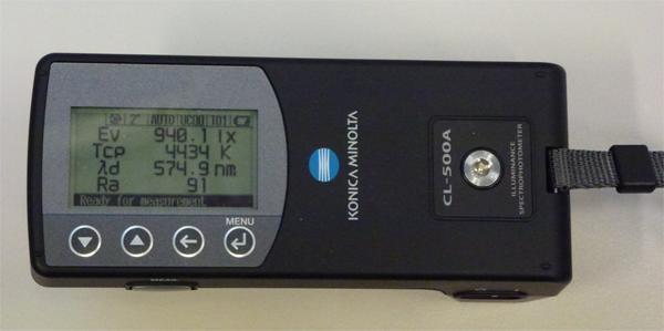 Vodeseite mit Messsenso Rückseite mit Display Hand-Beleuctungsstäke-Spektalpotomete CL-5A Das Leuctdicte-Fabmessgeät CS-1A ist ein tagbaes Handgeät mit dem eine unktmessung von