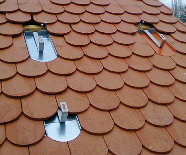 2.2 Montage Dachhaken Dachanbindung für Biberschwanz Die Positionierung der Dachhaken muss entsprechend den statischen Erfordernissen des Standorts und der Einbausituation festlegt werden.