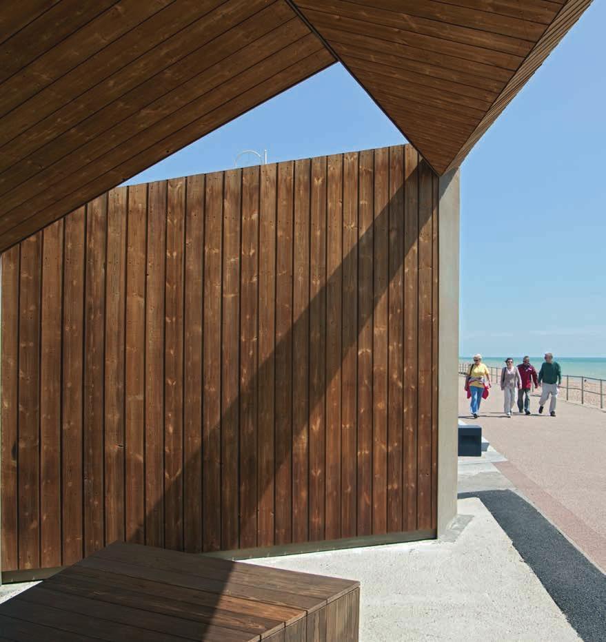 Strandpavillion Neu Die Kebony Technologie verleiht dem Holz die dunkelbraune Farbe. Durch Sonne und Regen entwickelt das Holz mit der Zeit eine natürliche silbergraue Patina.