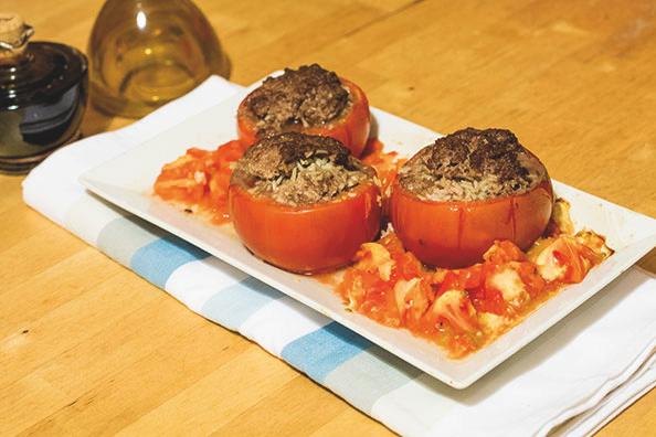 Mische das Hackfleisch mit dem Reis und fülle es in das Tomatenhöhle. Lege die gefüllten Tomaten in eine Auflaufform oder ein anderes geeignetes Gefäß.