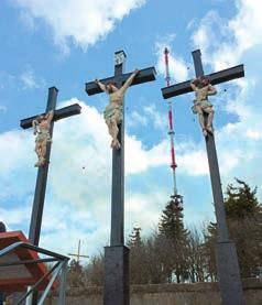 Wallfahrt in Franken Kreuzberg in der Rhön, (920 m): Links die drei Kreuze, Station im Kreuzweg; im Hintergrund der Antennenmast des BR, links unten gerade noch sichtbar das Kreuz an der legendären