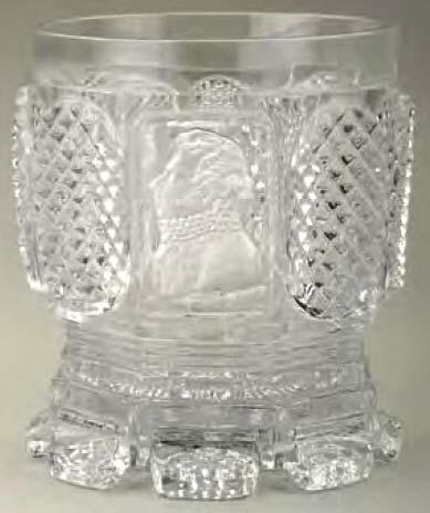 2013-2/26-02 Becher mit eingeglaster Paste I Duque de Palmela farbloses Pressglas, H 10 cm Form Baccarat 1830-1840 vgl. MB Launay, Hautin & Cie., um 1840, Planche 12, No. 1830 aus Ausst.