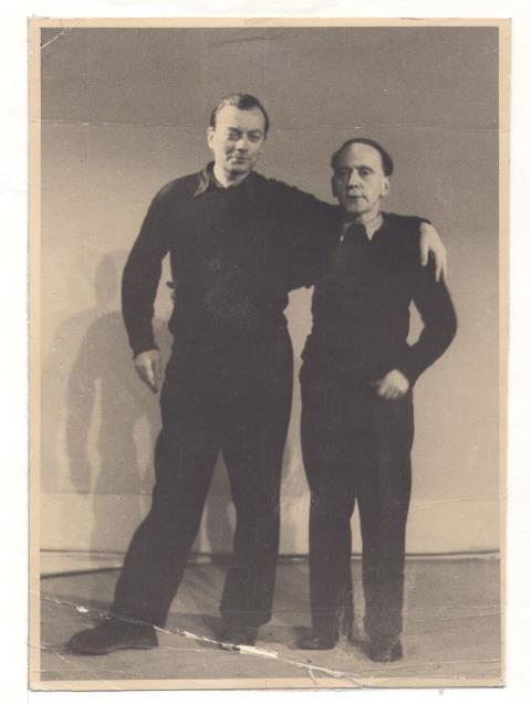 In den vielleicht produktivsten Jahren Brechts nach dem Zweiten Weltkrieg, von 1952 bis 1954, arbeitete Hill am Berliner Ensemble.