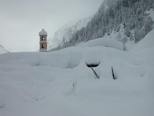 Abb. 5: Wo Schneeberge sich erheben. In Ghirone, Bleniotal, TI liegt der Schnee meterhoch. Dieses Bild ist typisch für die meisten Gebiete des Alpensüdhanges. Wer findet das Auto? (Foto: G.