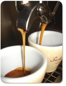 Espresso-Zubereitung leisten können. Technisch unterscheidet man zwischen Mühlen mit konischem Mahlwerk und solchen mit Scheibenmahlwerk.