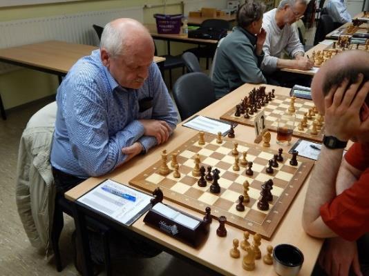 Nefjodov Rüll 5.Kd1 b4 6.Txc3 Ebertz meinte hier eine Figur zurückgeben zu müssen, aber nach 6.