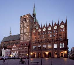 Seite 152 e e M M Stralsund Stralsunds Altstadt, UNESCO- Welterbe, feiert nach gelungener Restaurierung seine Wiederauferstehung als architektonisches wie